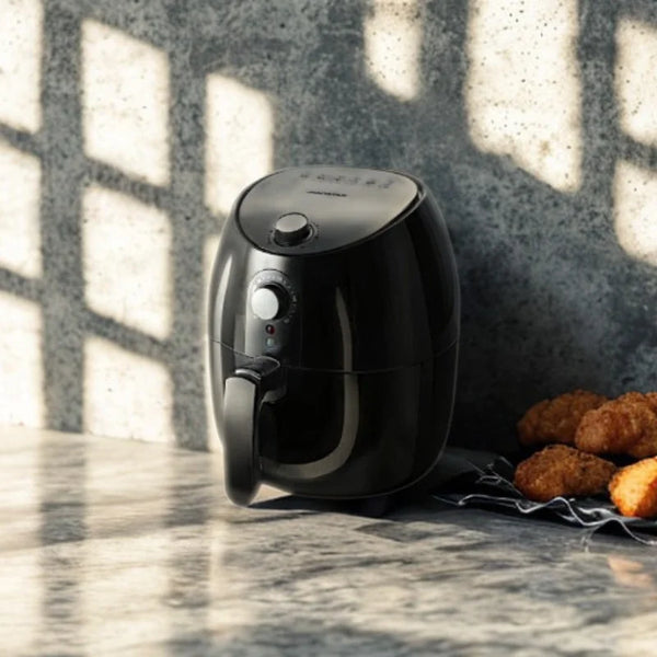 Air fryer sur fond gris et nugget