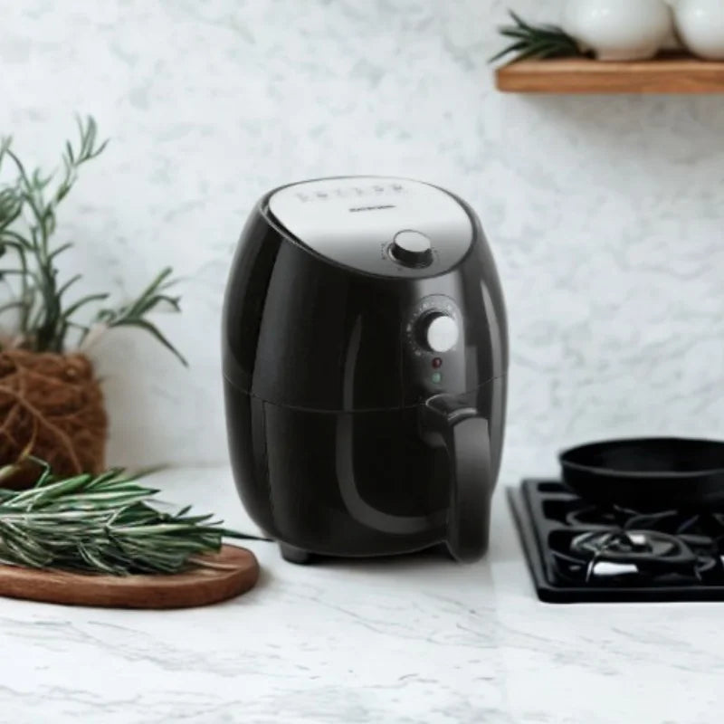 Air fryer et romarin sur fond blanc