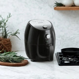 Air fryer et romarin sur fond blanc