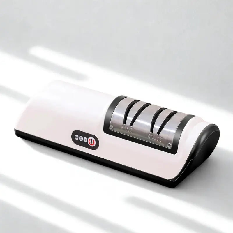 Aiguiseur électrique blanc et noir sur fond blanc