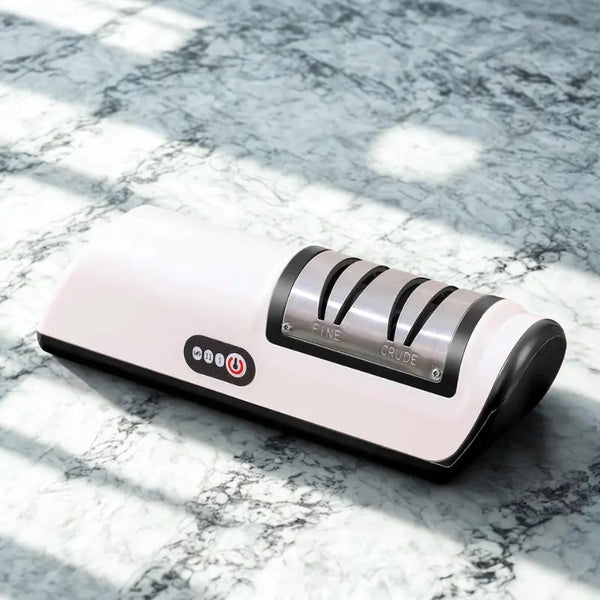 Aiguiseur électrique blanc et noir sur fond marbré