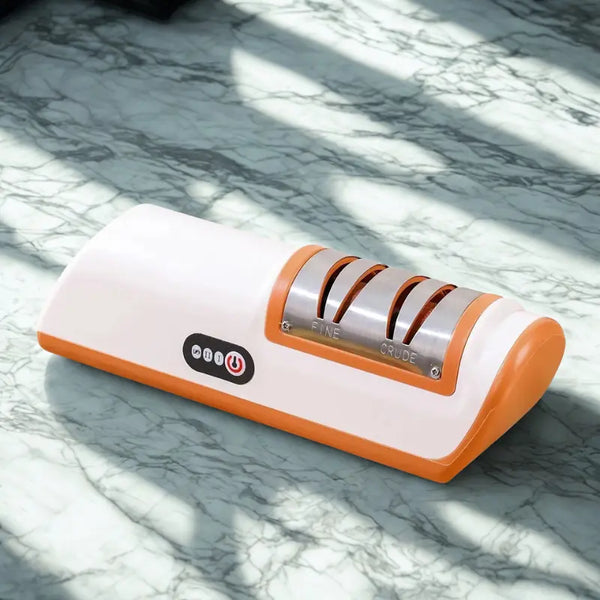 Aiguiseur électrique blanc et orange sur fond marbré