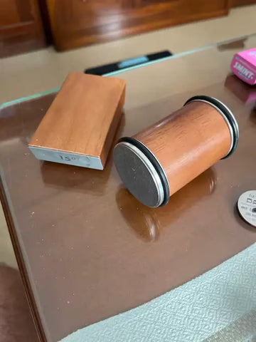 Aiguiseur rotatif en bois sur une table en bois