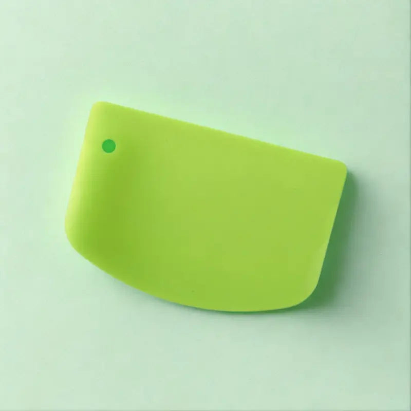 Coupe-pâte en silicone vert sur fond blanc