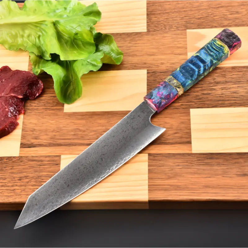 Couteau damas, manche bleu et violet sur planche en bois