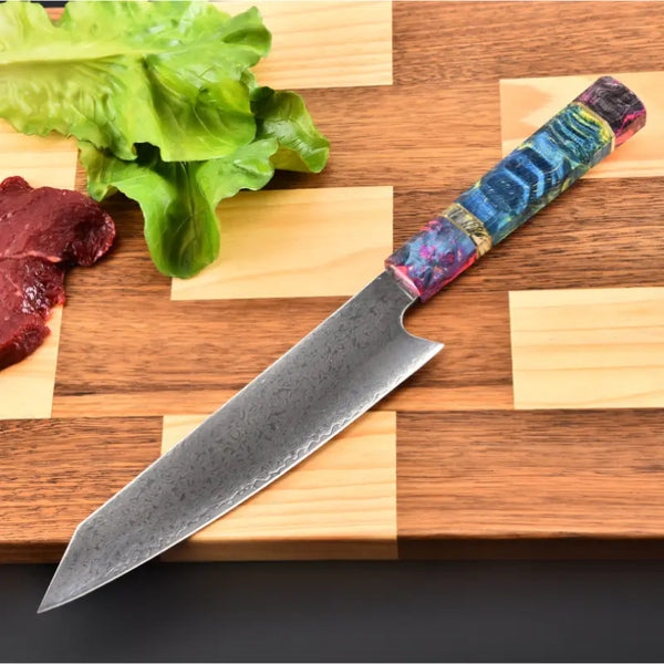 Couteau damas, manche bleu et violet sur planche en bois
