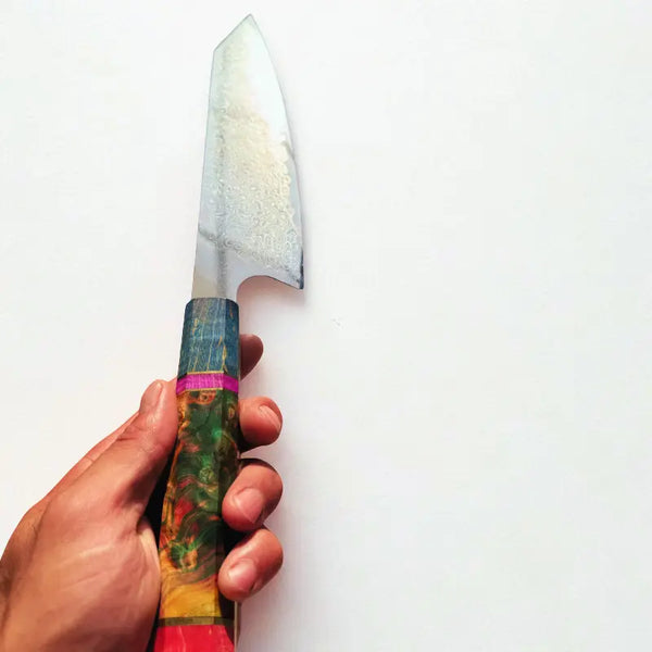 Couteau Kiritsuke sur fond blanc