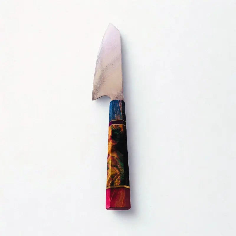 Couteau Kiritsuke sur fond blanc