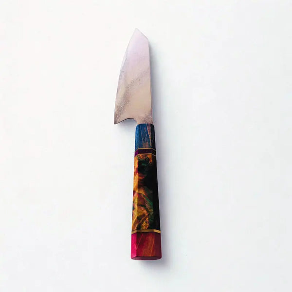 Couteau Kiritsuke sur fond blanc