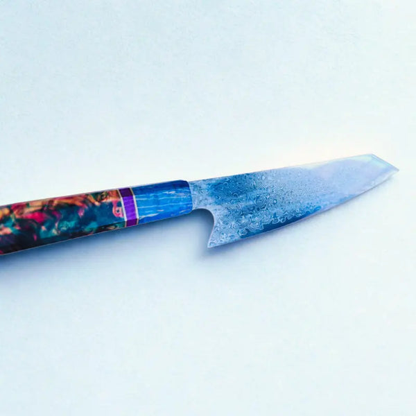 Couteau Kiritsuke sur fond blanc