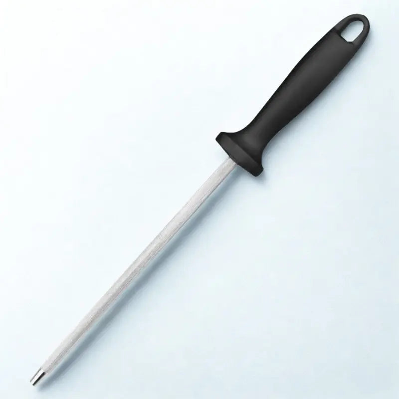 Fusil a aiguiser en carbone sur fond blanc
