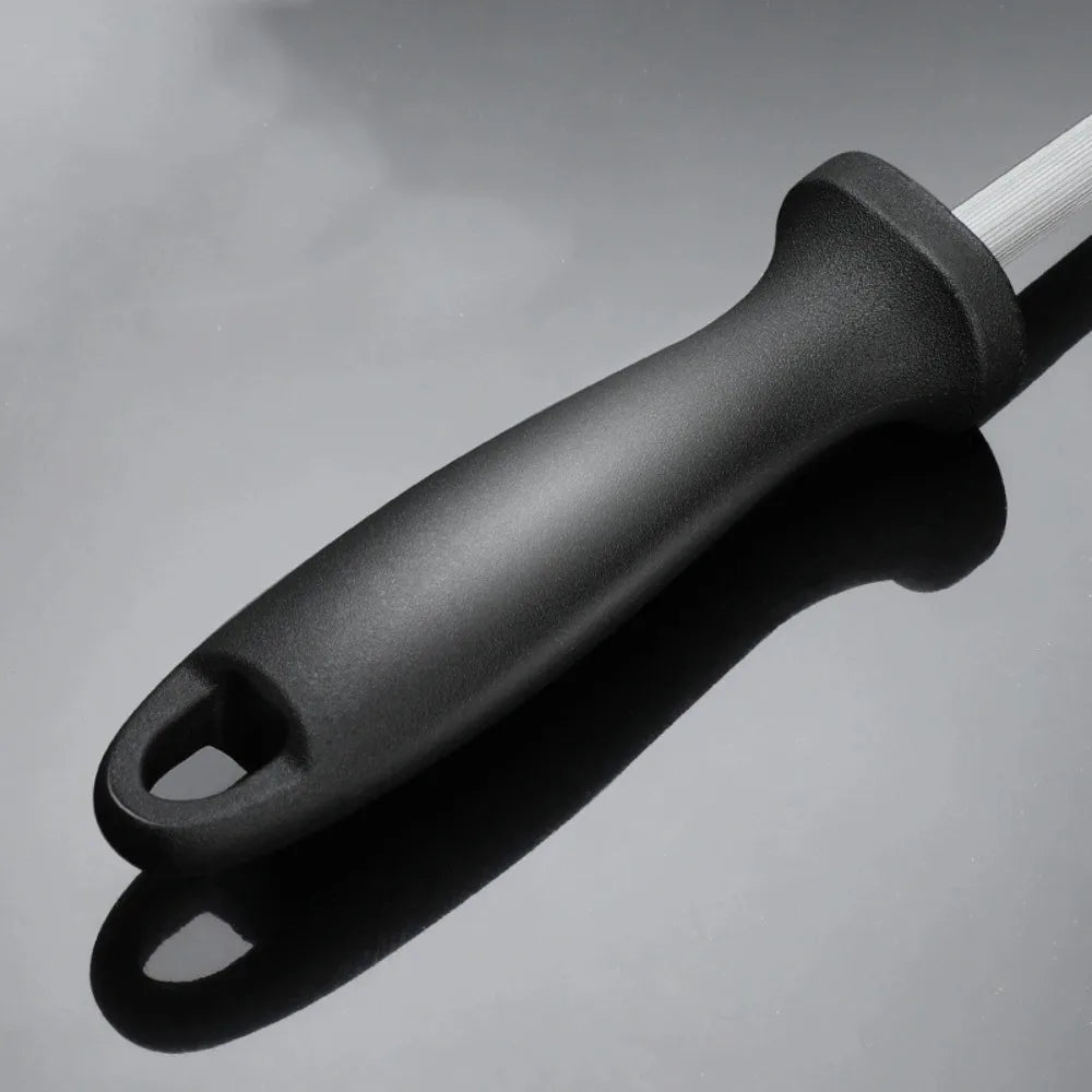 Fusil a aiguiser en carbone sur fond gris