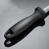 Fusil a aiguiser en carbone sur fond gris