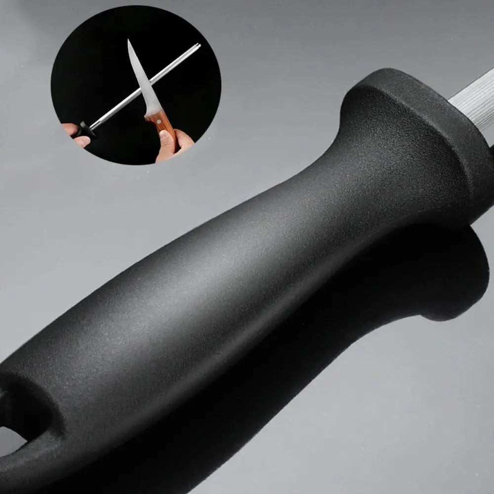 Fusil a aiguiser en carbone sur fond gris et démonstration affûtage