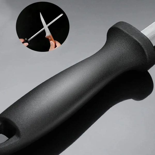 Fusil a aiguiser en carbone sur fond gris et démonstration affûtage