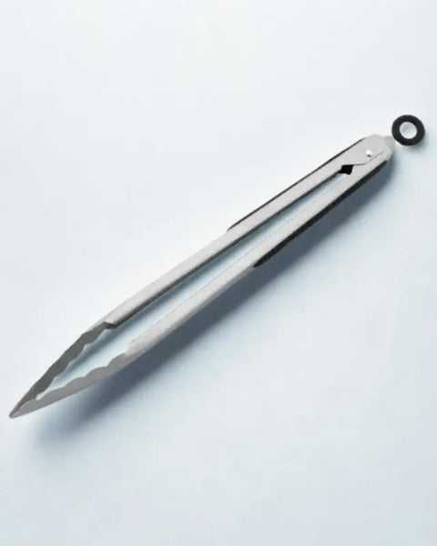 Pince de cuisine sur fond blanc