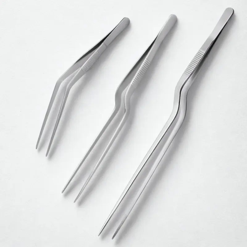 Pinces de dressage inox sur fond blanc