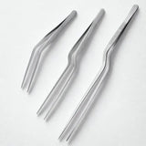 Pinces de dressage inox sur fond blanc