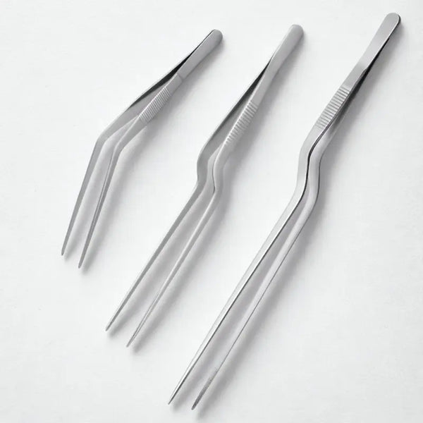 Pinces de dressage inox sur fond blanc