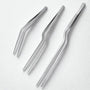 Pinces de dressage inox sur fond blanc