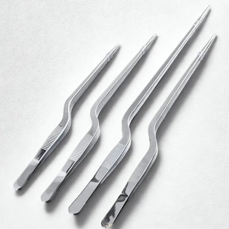 Pinces de dressage inox sur fond blanc