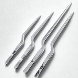 Pinces de dressage inox sur fond blanc