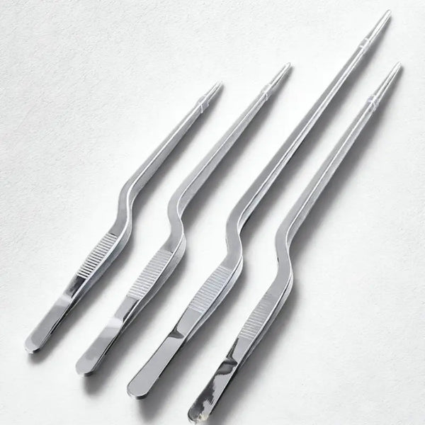Pinces de dressage inox sur fond blanc