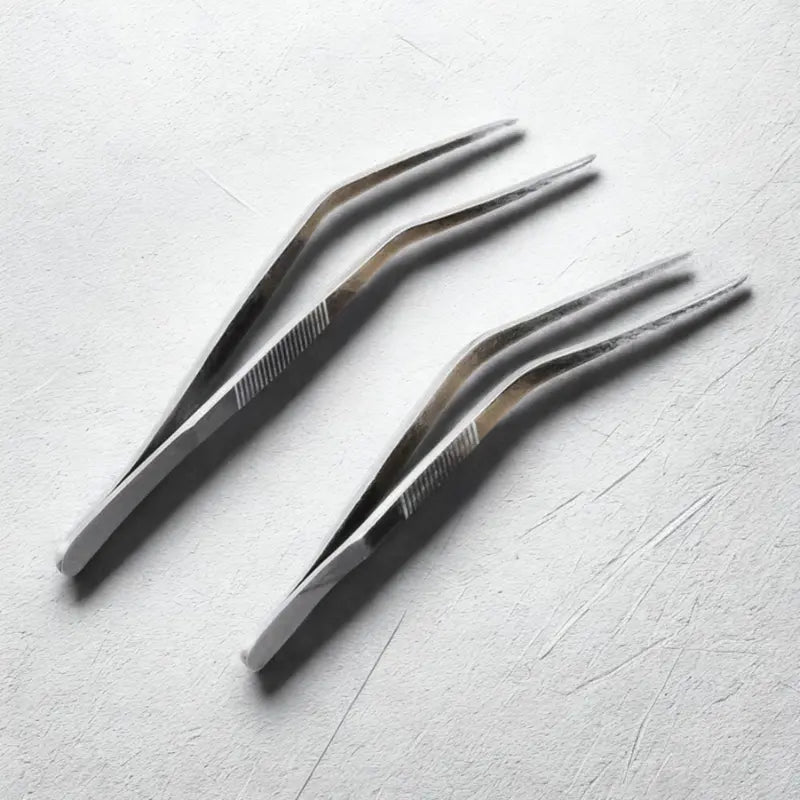 Pinces de dressage inox sur fond blanc