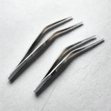 Pinces de dressage inox sur fond blanc