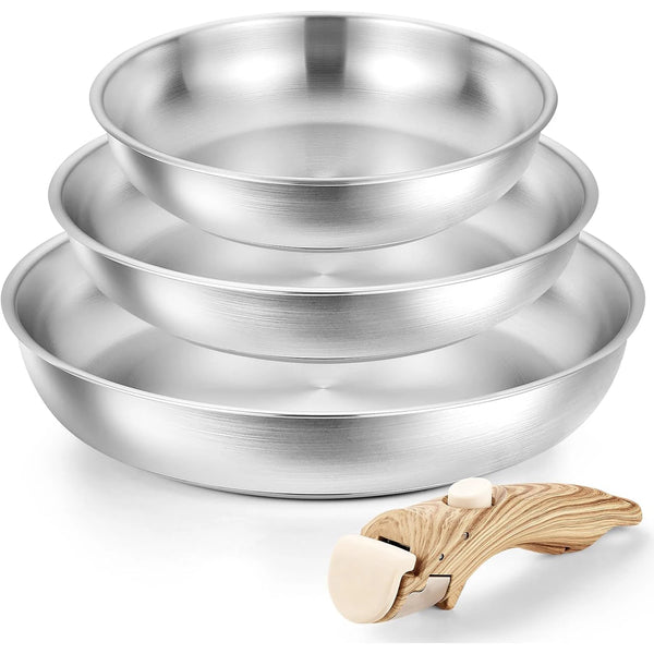 3 Poêles en inox et poignée amovible en bois sur fond blanc