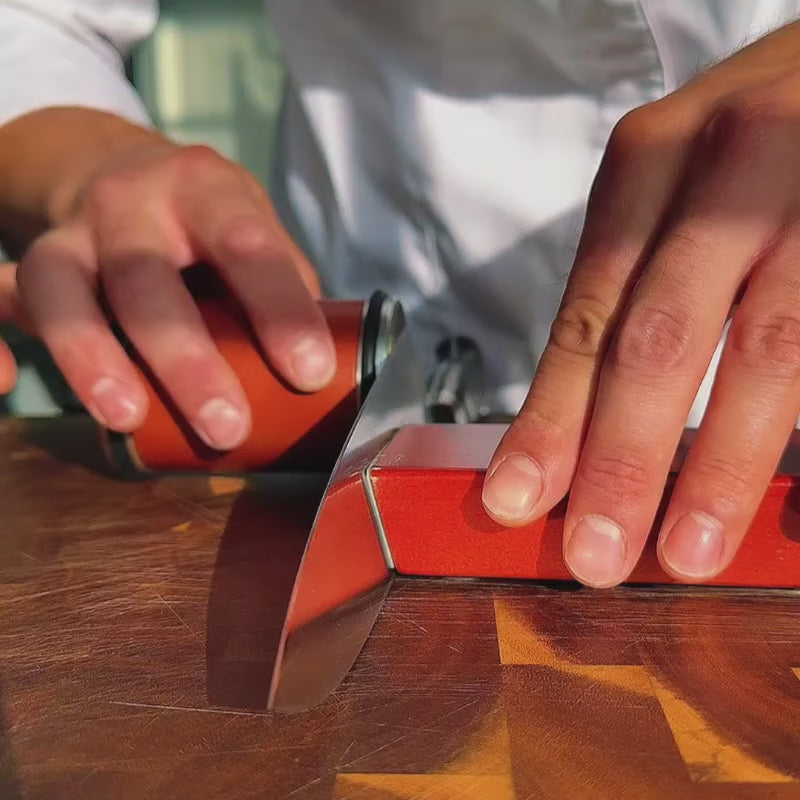 Démonstration aiguisage couteau à l'aiguiseur rotatif