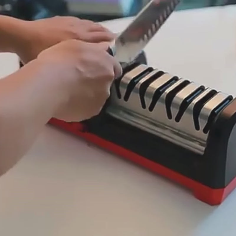 Démonstration des étapes d'utilisation de l'aiguiseur de couteau électrique 